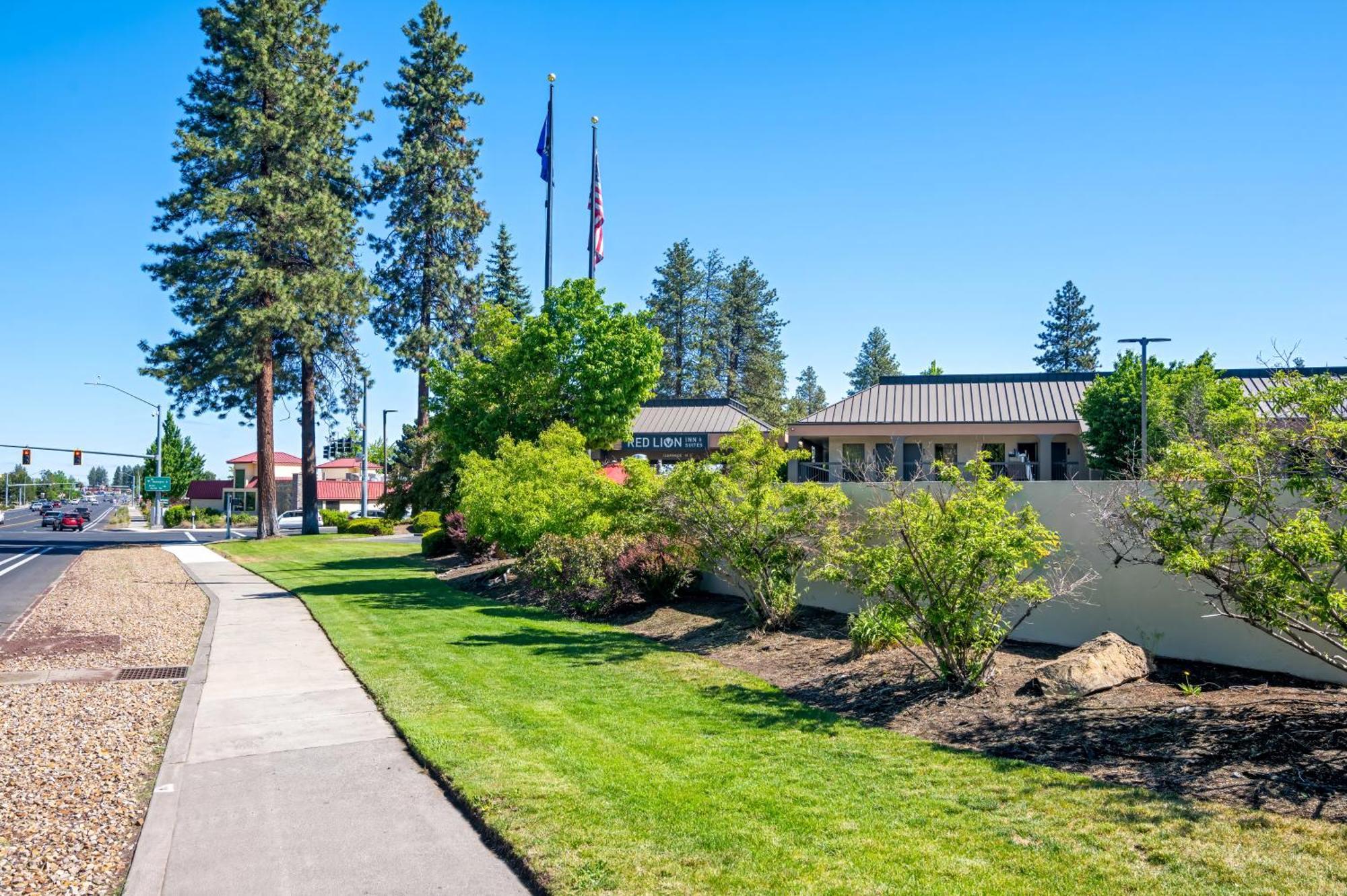 Red Lion Inn & Suites Deschutes River - Bend Exterior foto