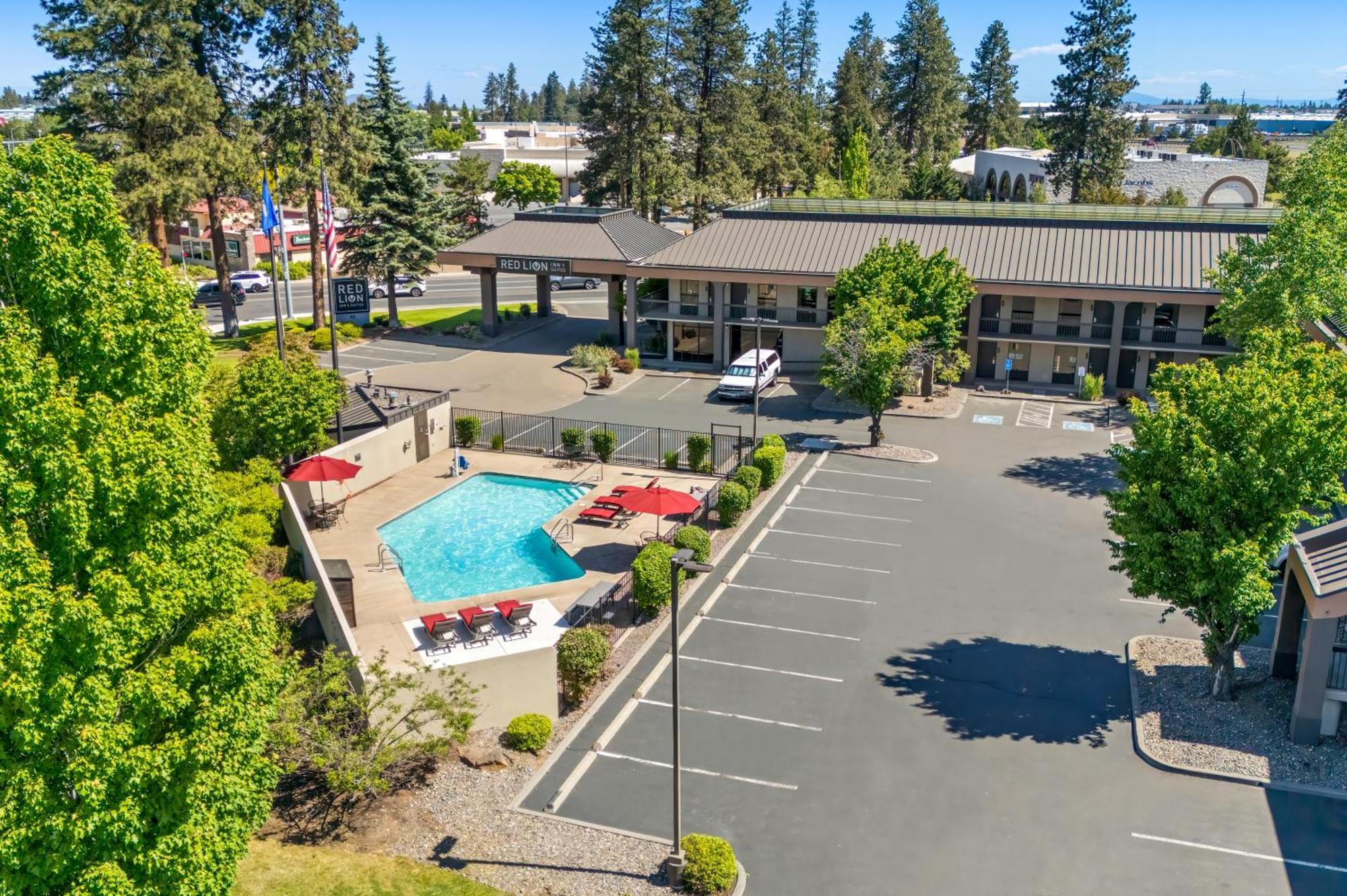 Red Lion Inn & Suites Deschutes River - Bend Exterior foto