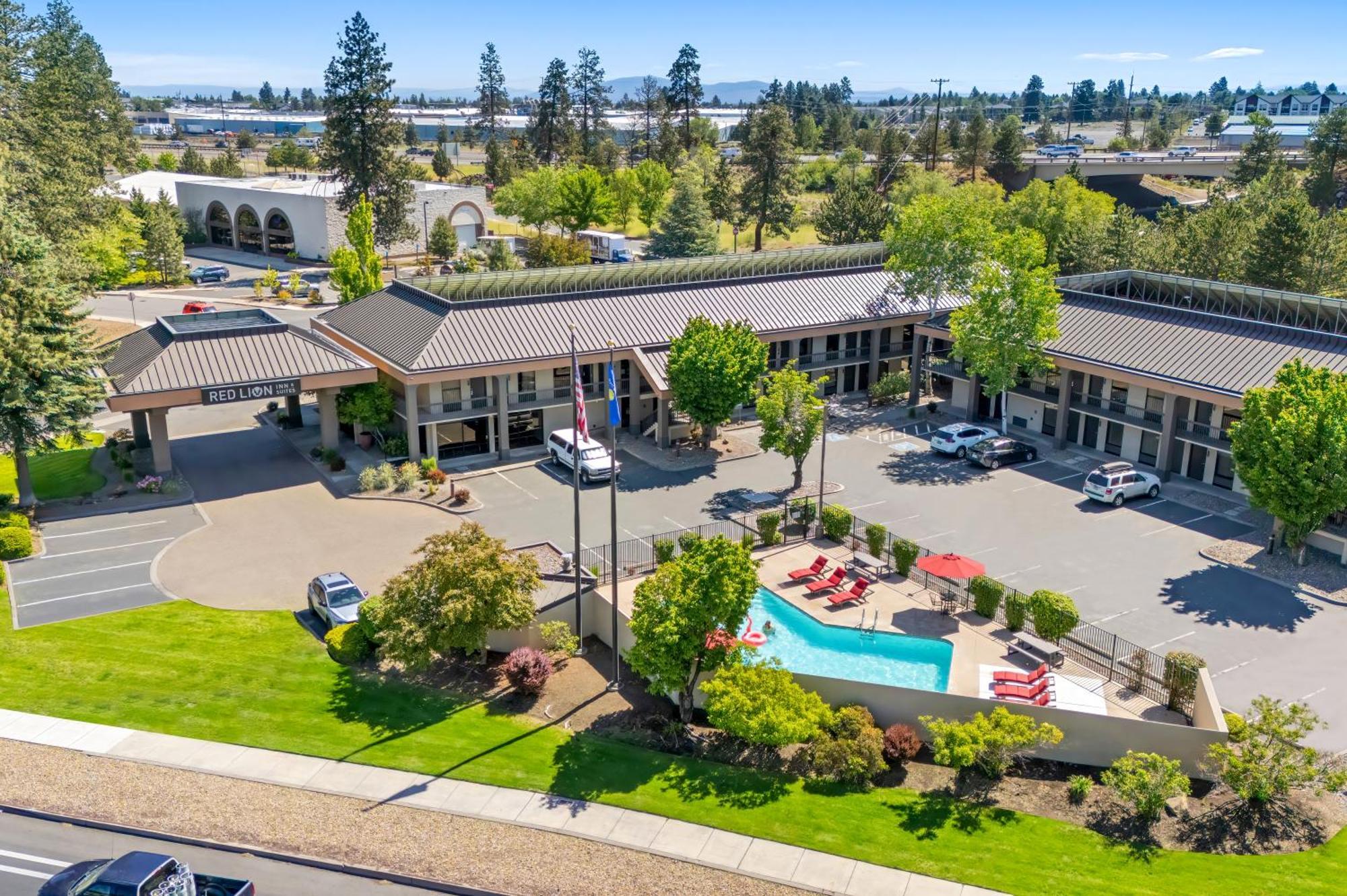 Red Lion Inn & Suites Deschutes River - Bend Exterior foto