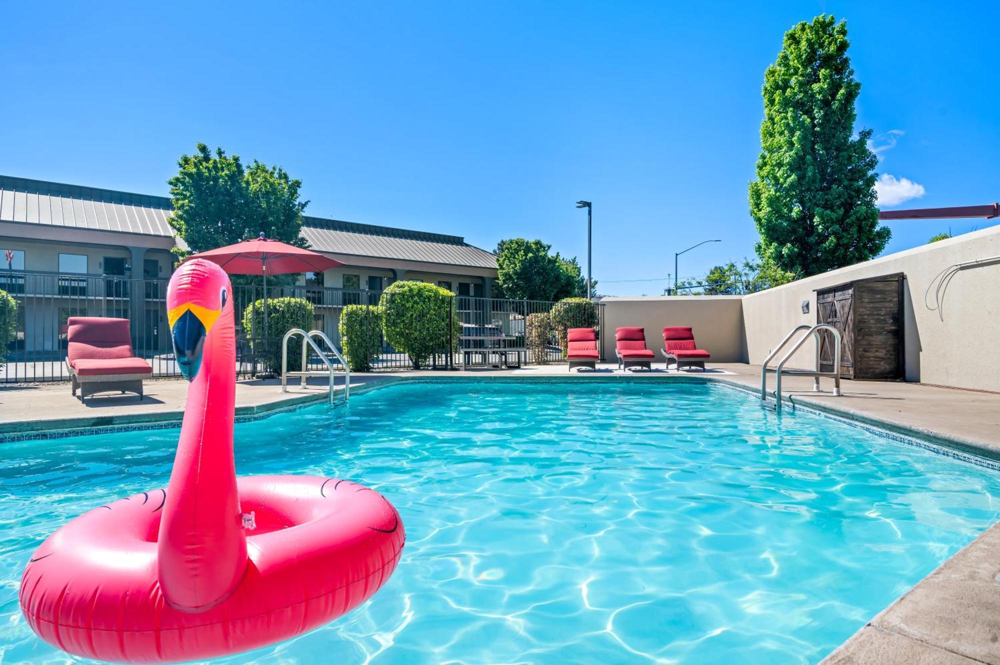 Red Lion Inn & Suites Deschutes River - Bend Exterior foto