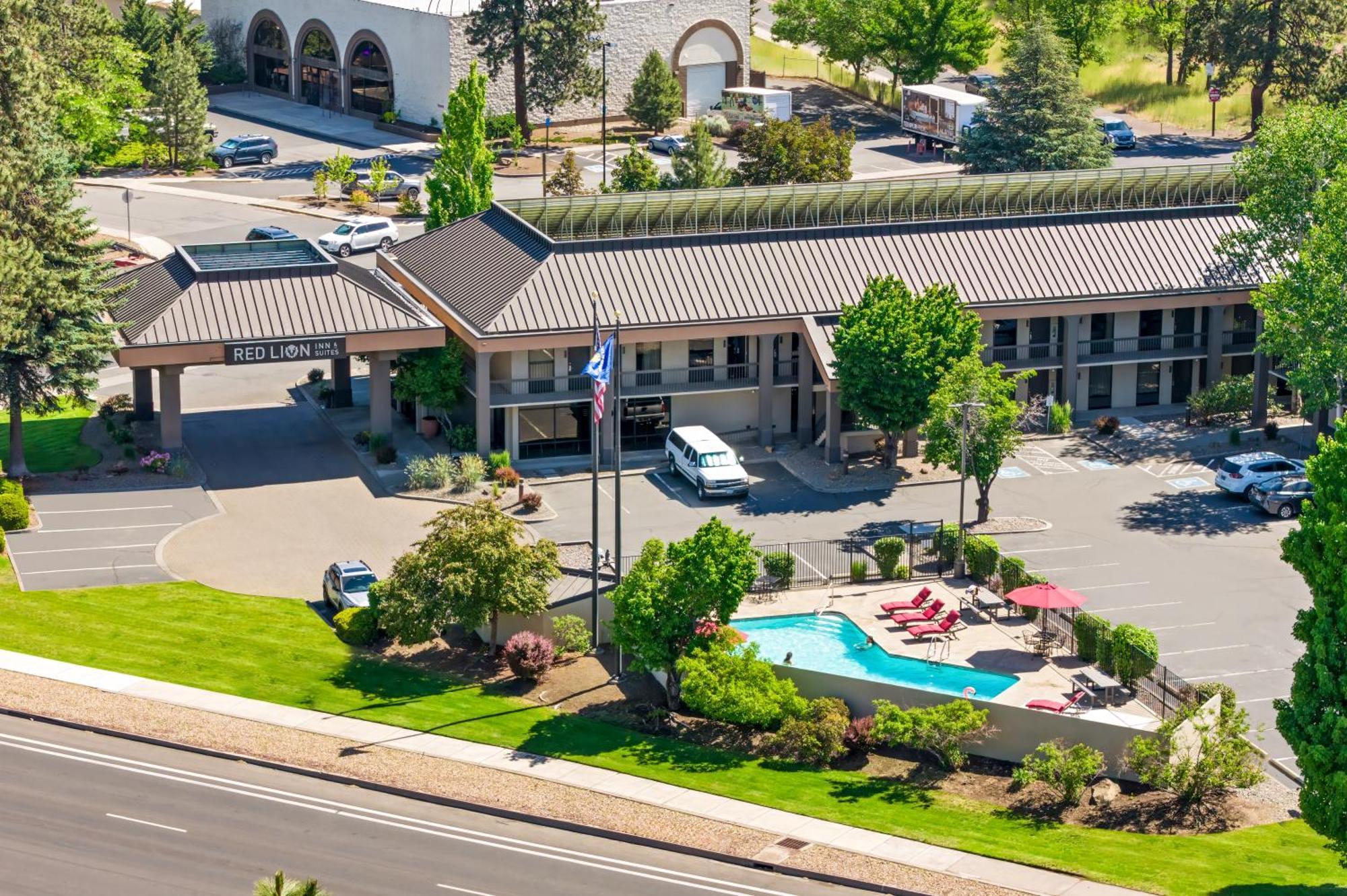 Red Lion Inn & Suites Deschutes River - Bend Exterior foto
