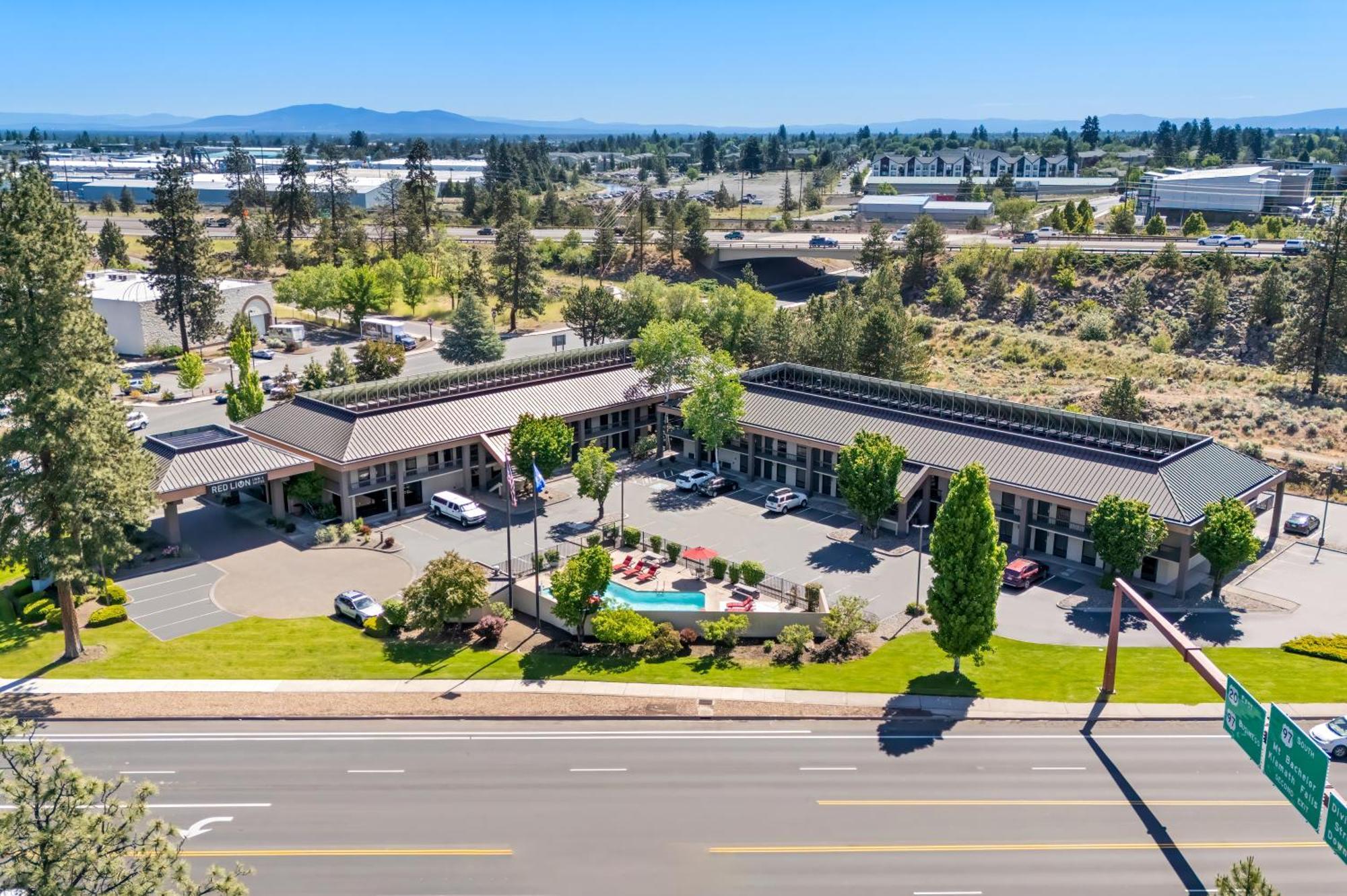 Red Lion Inn & Suites Deschutes River - Bend Exterior foto