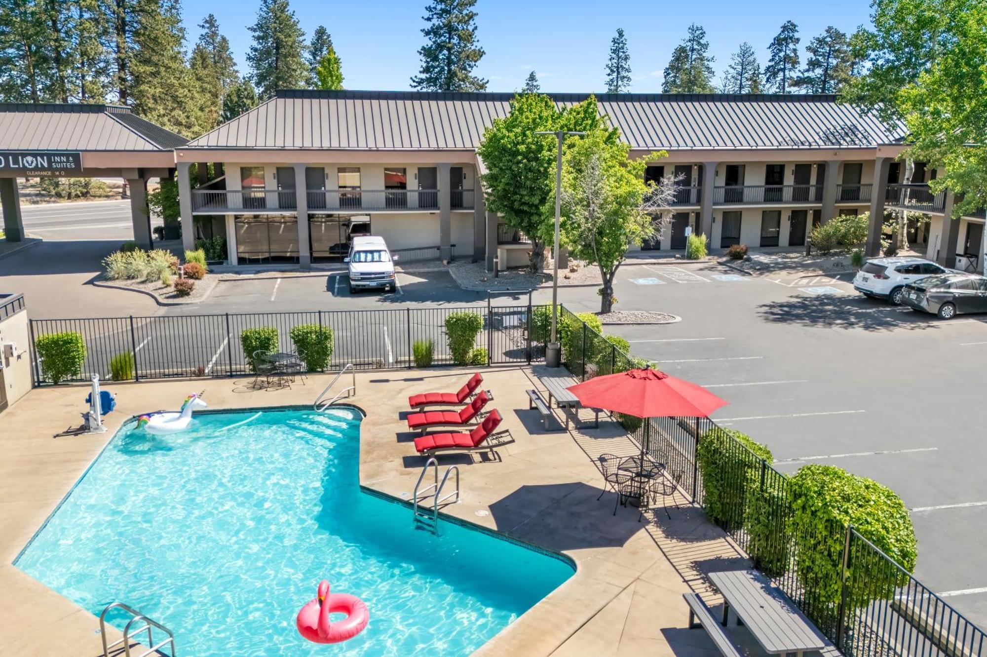 Red Lion Inn & Suites Deschutes River - Bend Exterior foto