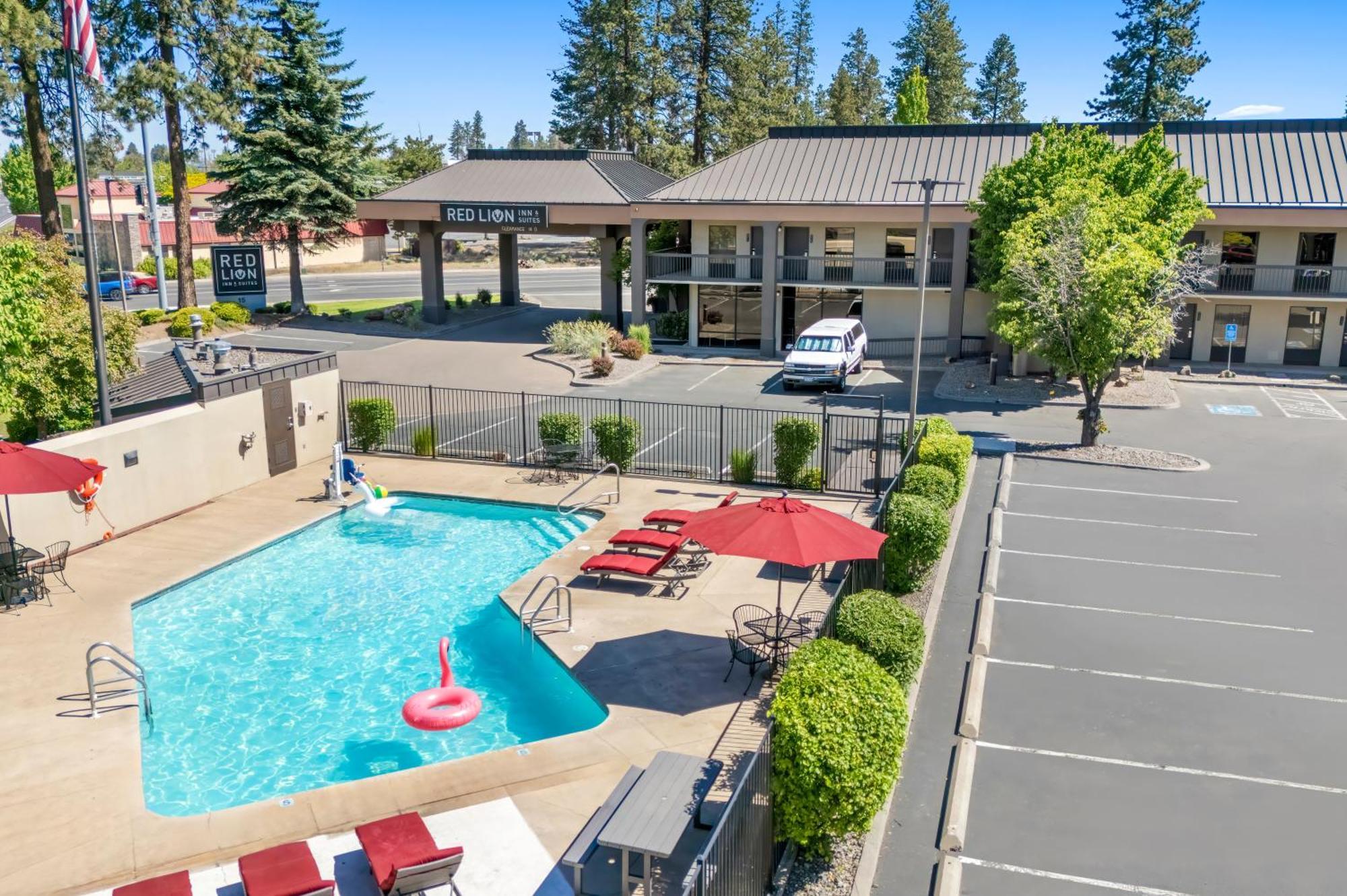 Red Lion Inn & Suites Deschutes River - Bend Exterior foto