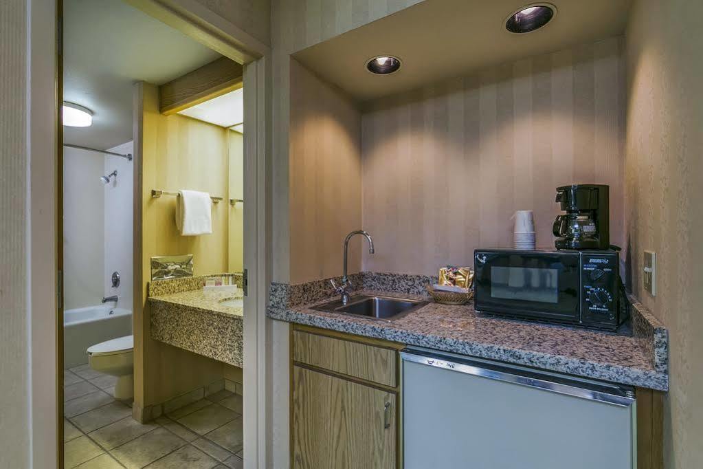 Red Lion Inn & Suites Deschutes River - Bend Exterior foto