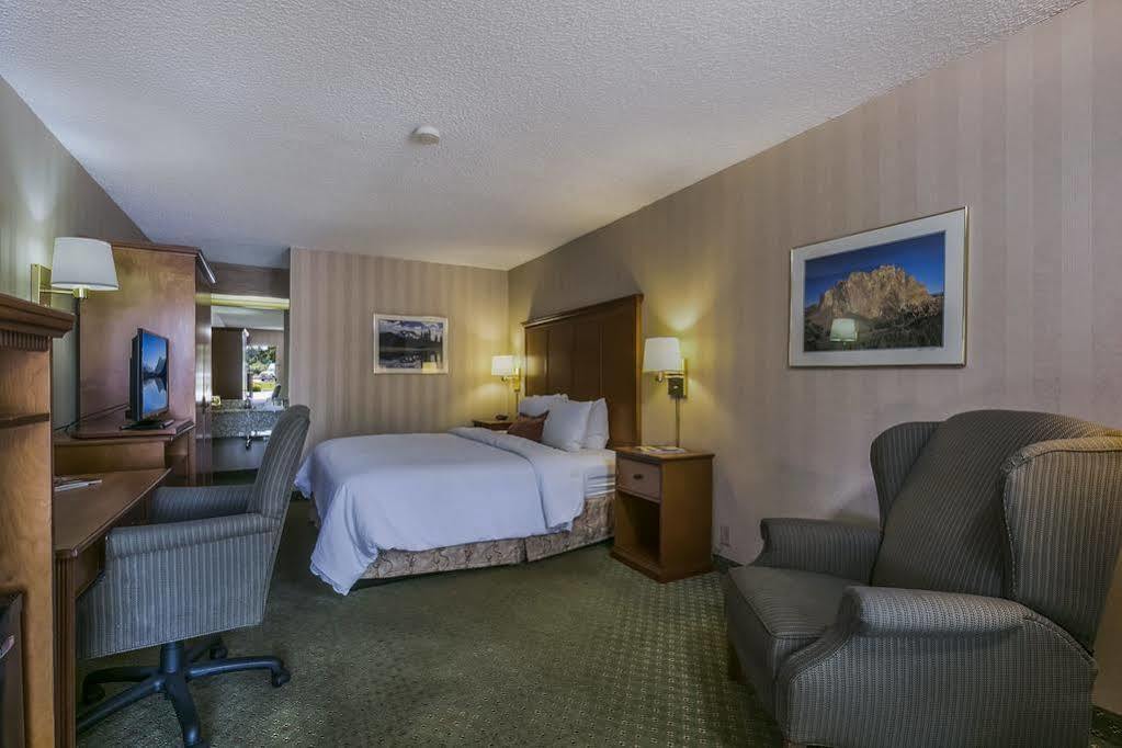 Red Lion Inn & Suites Deschutes River - Bend Exterior foto