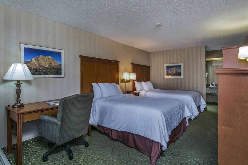 Red Lion Inn & Suites Deschutes River - Bend Exterior foto