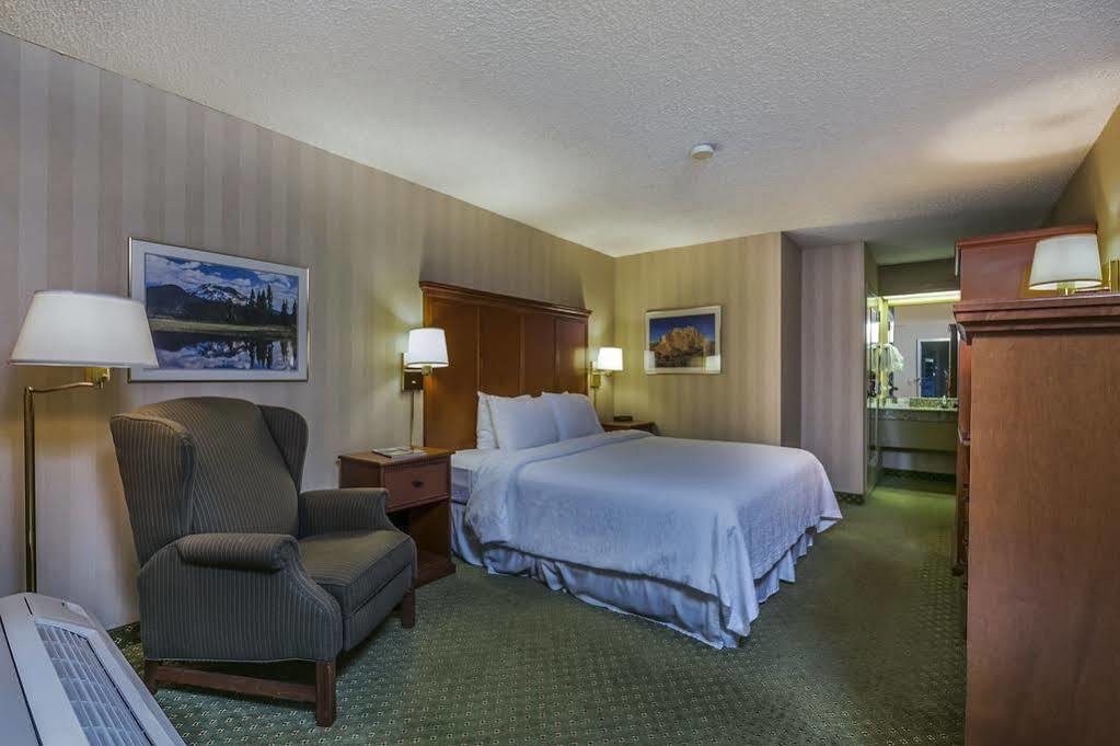 Red Lion Inn & Suites Deschutes River - Bend Exterior foto