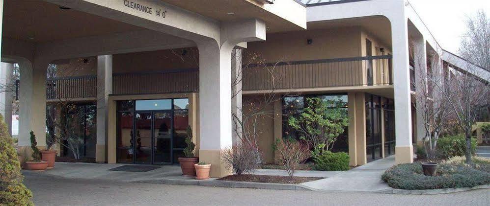 Red Lion Inn & Suites Deschutes River - Bend Exterior foto