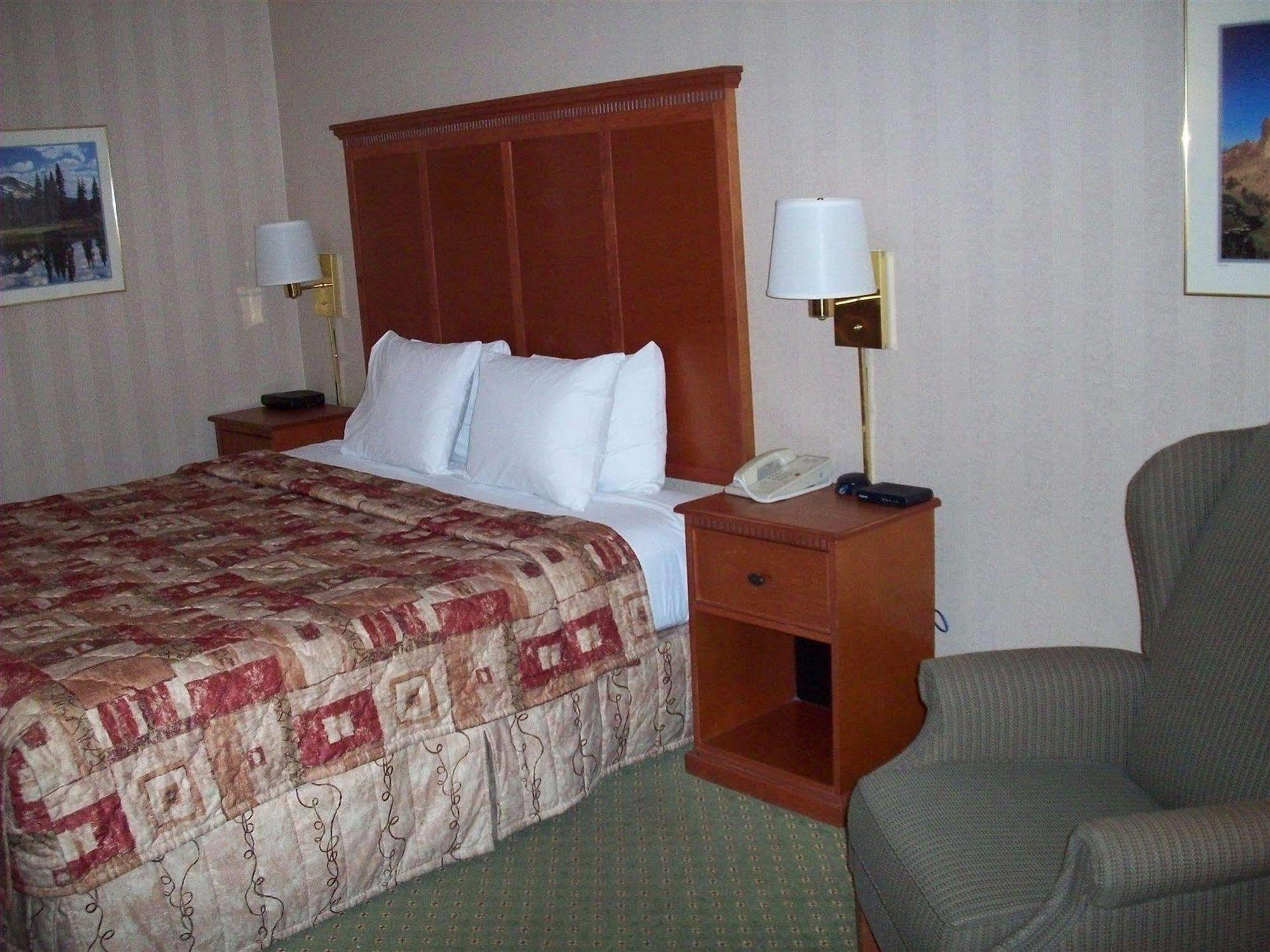 Red Lion Inn & Suites Deschutes River - Bend Exterior foto