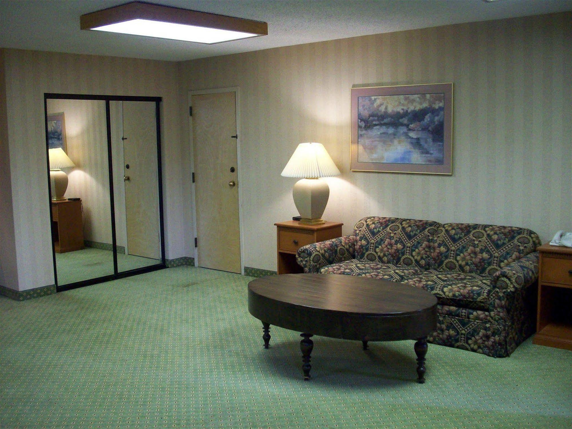 Red Lion Inn & Suites Deschutes River - Bend Exterior foto